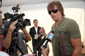 Richie+Sambora+Donates+Guitars+Marines+Camp+Media Interview