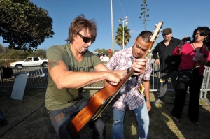 Richie+Sambora+Donates+Guitars+Marines+Camp+Wendell+Tabios