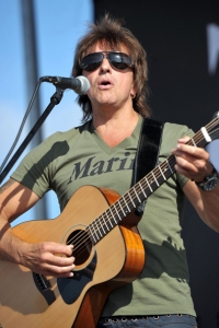 Richie+Sambora+Donates+Guitars+Marines+Camp+performance