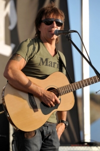 Richie+Sambora+Donates+Guitars+Marines+Camp+rAkDGVf NWBl