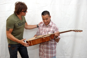 Richie+Sambora+Donates+Guitars+Marines+Camp+zqq9NjLo3iNl