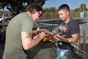 Richie+Sambora+Donates+Guitars+Marines+David Vizcanio