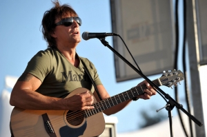 Richie+Sambora+Donates+Guitars+Marines+Performs+4+troops