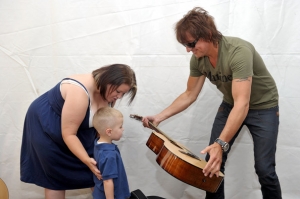 Richie+Sambora+Donates+Guitars+Marines+Tacy+Watson+Logan+Watson