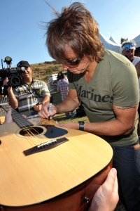 Sambora gives Voyage Airs to the Troops