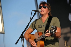 Richie+Sambora+Donates+Guitars+Marines+performance2