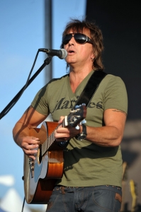 Richie+Sambora+Donates+Guitars+Marines+performance3