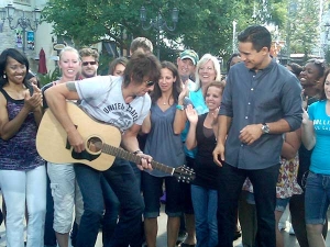 Richie Sambora on the TV show EXTRA with one of the Voyage-Air guitars he will personally give to some Marines at Camp Pendleton Marine Base on Friday, August 19th.