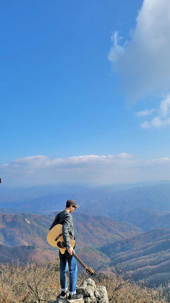 Young Min Yoo Voyage Air Guitar Mountain Top 2